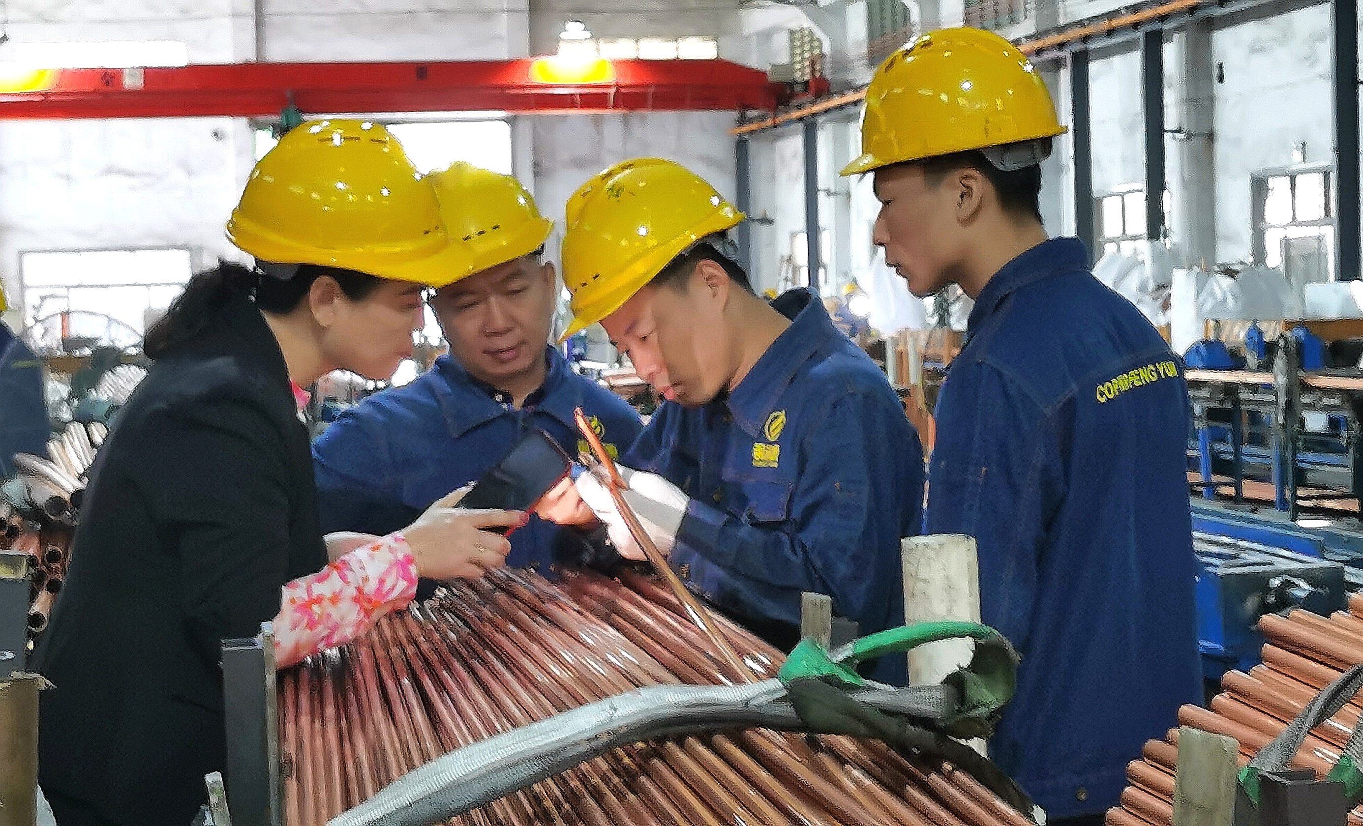 鋒源技術(shù)人員指導(dǎo)生產(chǎn)人員作業(yè)